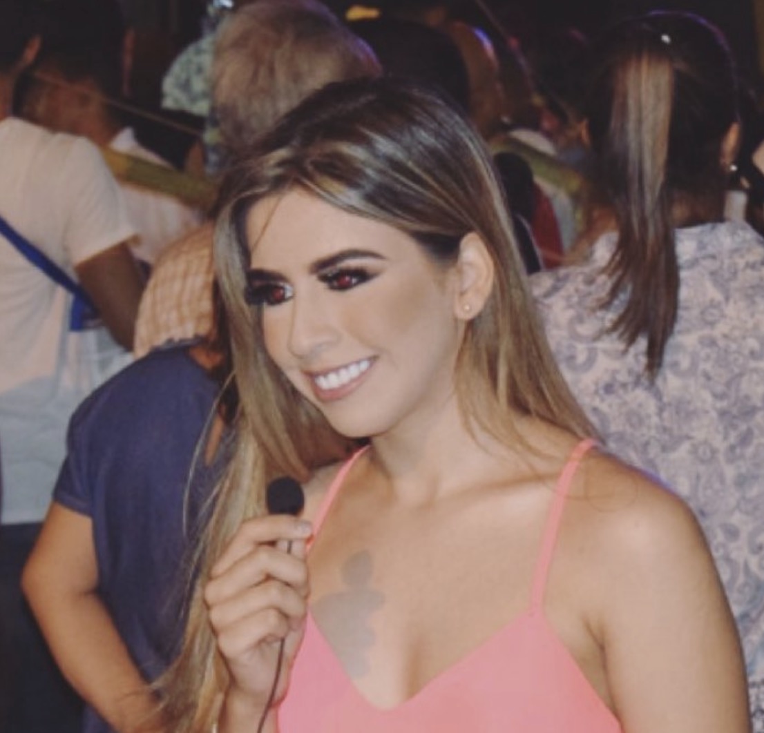Valeria realizando una entrevista