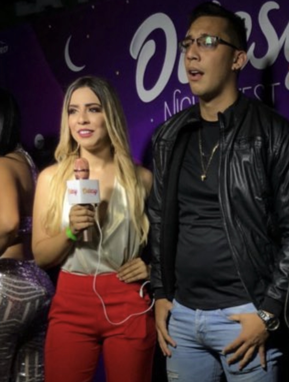Valeria con micrófono en un contexto de entrevista