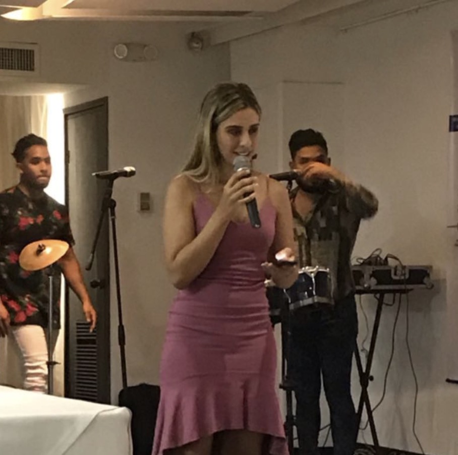 Valeria con micrófono durante una presentación