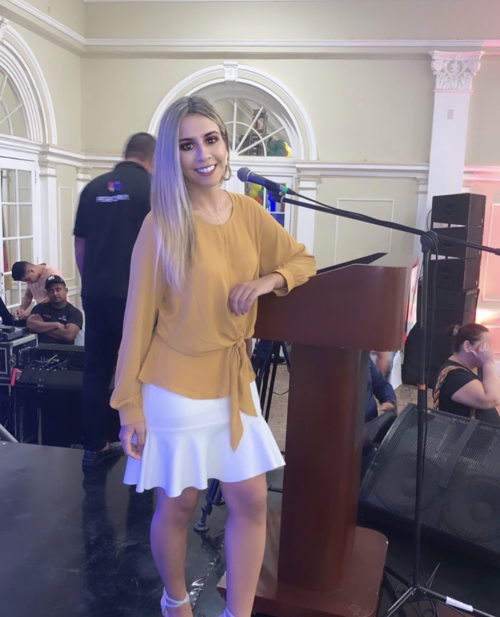 Valeria presentando una ceremonia