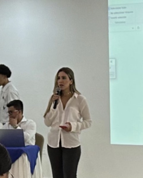 Valeria frente al público en evento institucional