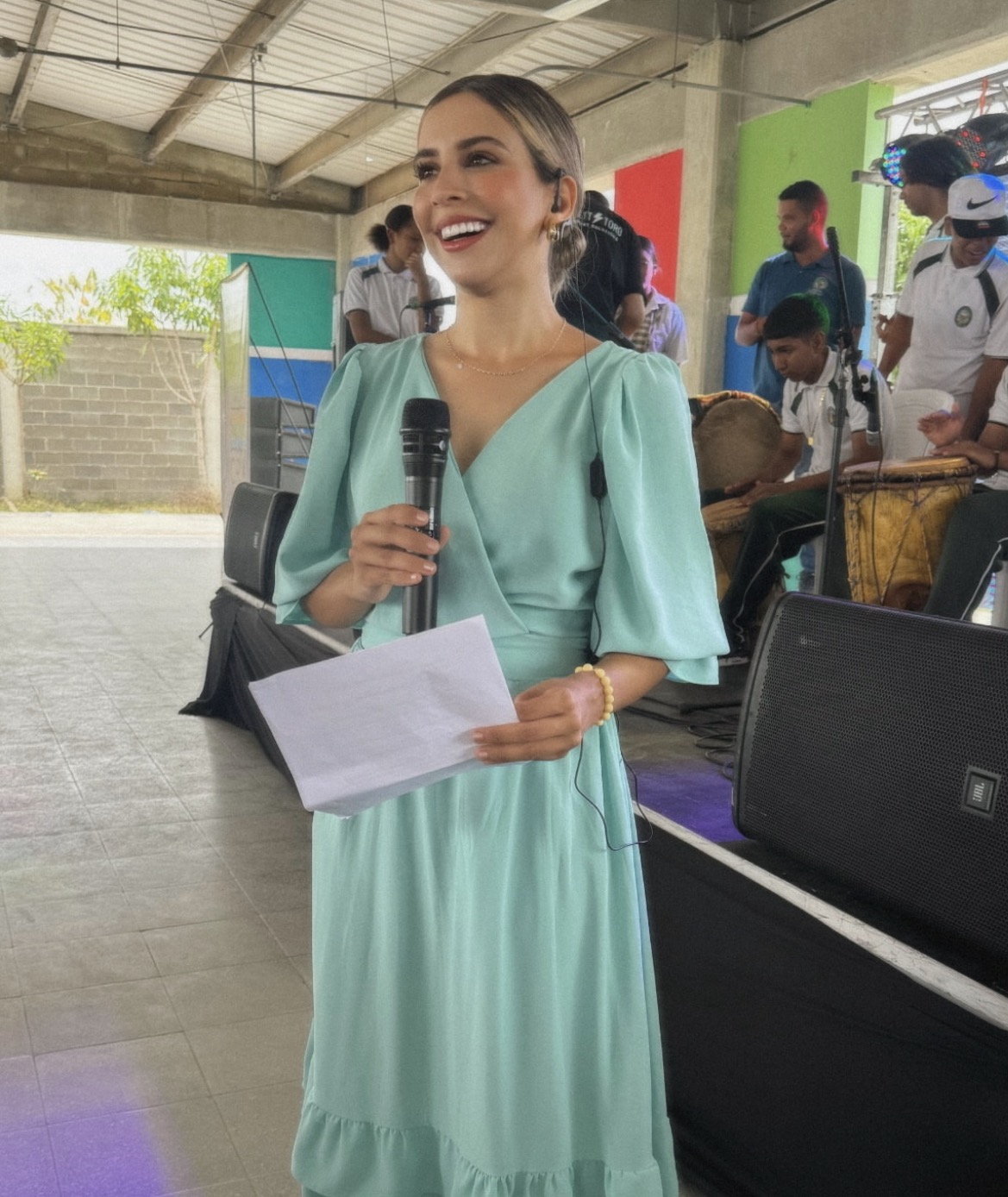 Valeria con libreto y micrófono