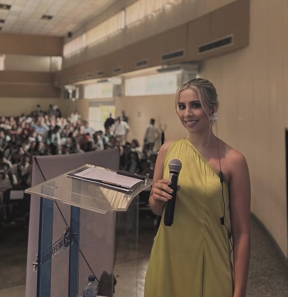 Valeria con la audiencia al fondo