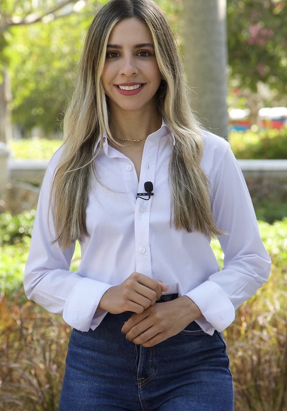 Valeria ante cámara con micrófono de solapa